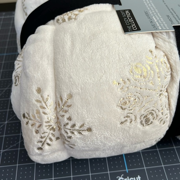 Cuddl Duds Cozy Throw Blanket - Snowflakes - Picture 3 of 5
